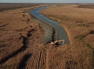 ФГБУ «Управление «Астраханмелиоводхоз» проводит мероприятия по расчистке на магистральном канале