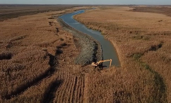 ФГБУ «Управление «Астраханмелиоводхоз» проводит мероприятия по расчистке на магистральном канале